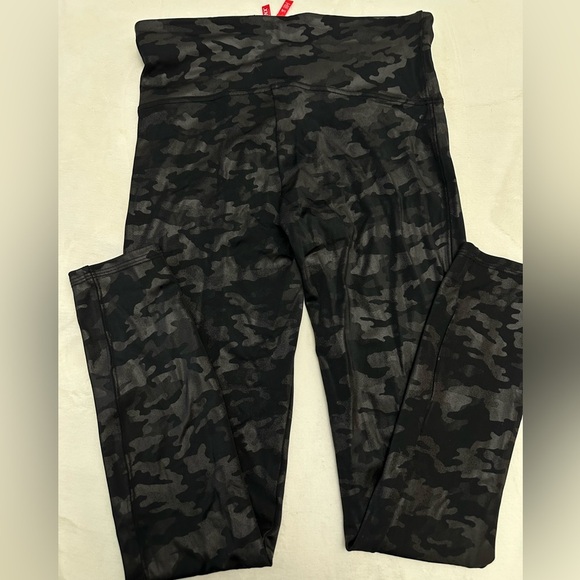 Spanx Faux Leather Leggings - Black Camo NWOT - Picture 4 of 4